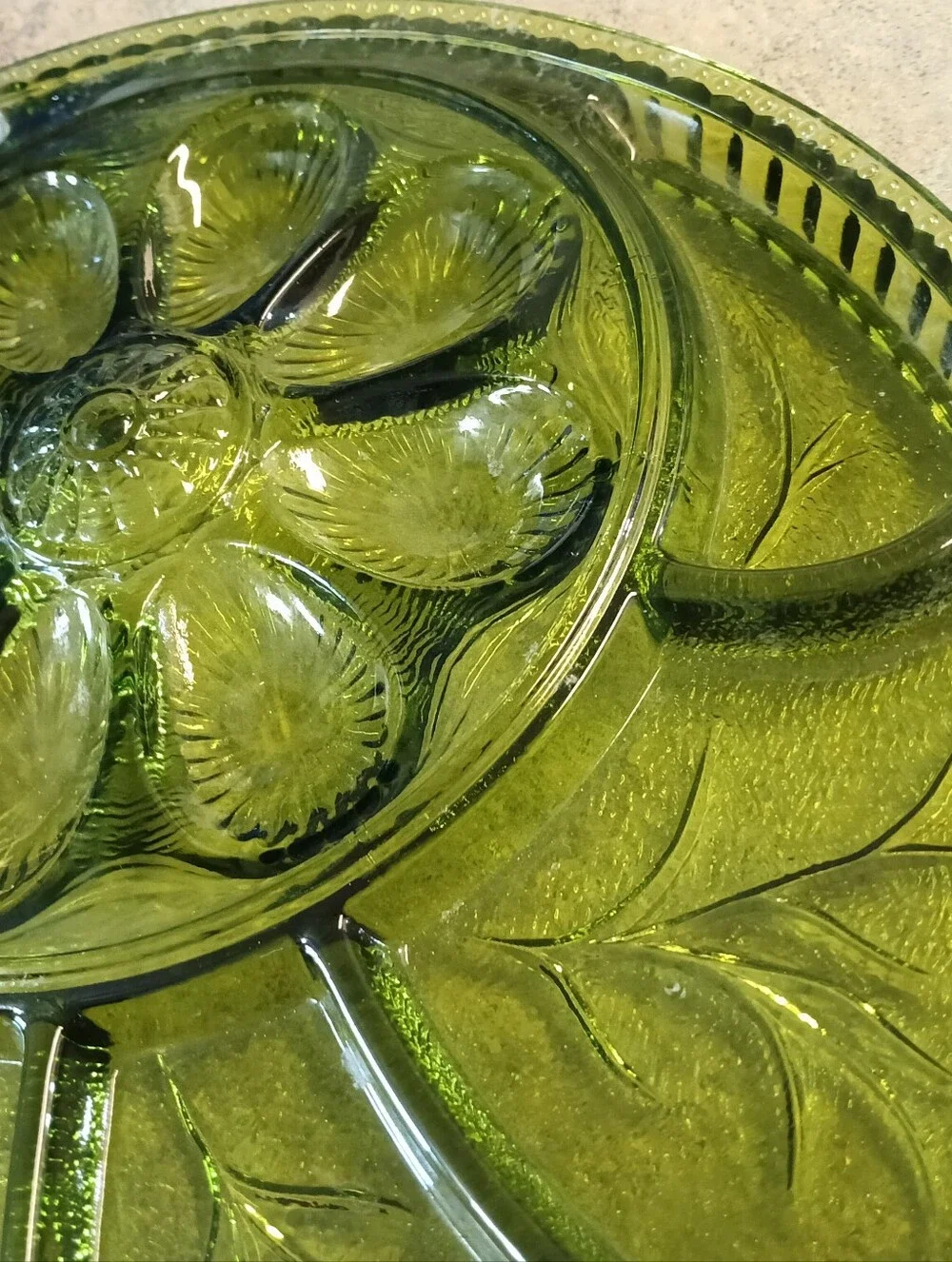 Like New Vintage Indiana Glass Large Hors d'oeuvres/Egg Avocado Green Serving Di